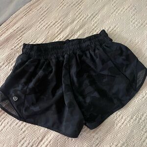 LULULEMON HOTTY HOTS | Low rise | 2.5 inseam | good condition | (NO LINER)